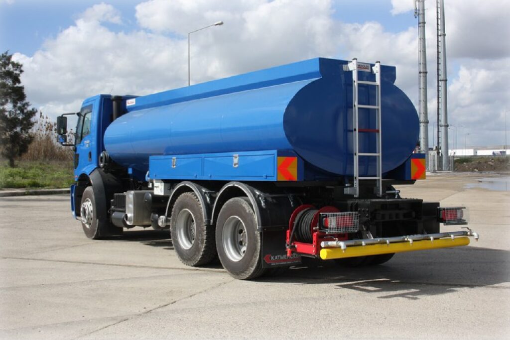 How to Choose the Right Swimming Pool Water Tanker Supplier in Dubai